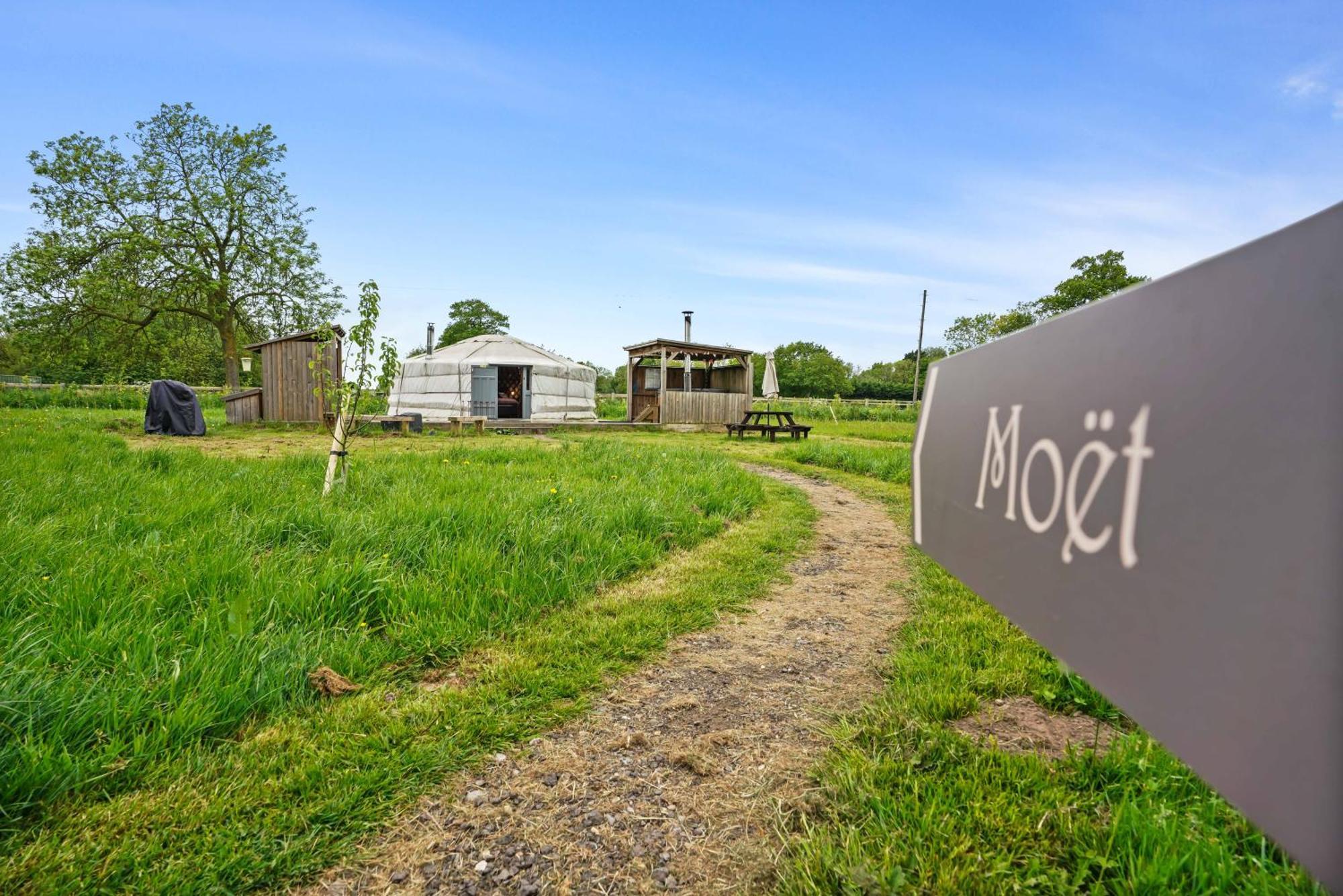 ホテル Glamp And Tipple Ltd Great Ellingham エクステリア 写真