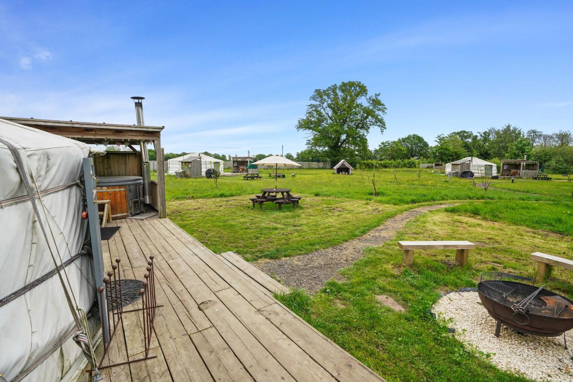 ホテル Glamp And Tipple Ltd Great Ellingham エクステリア 写真