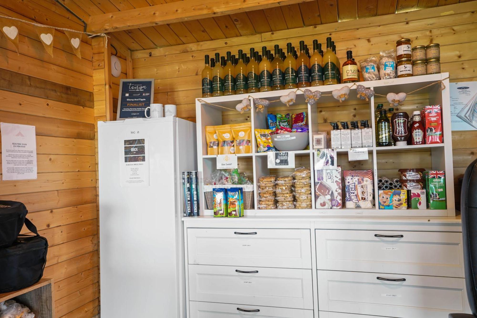 ホテル Glamp And Tipple Ltd Great Ellingham エクステリア 写真