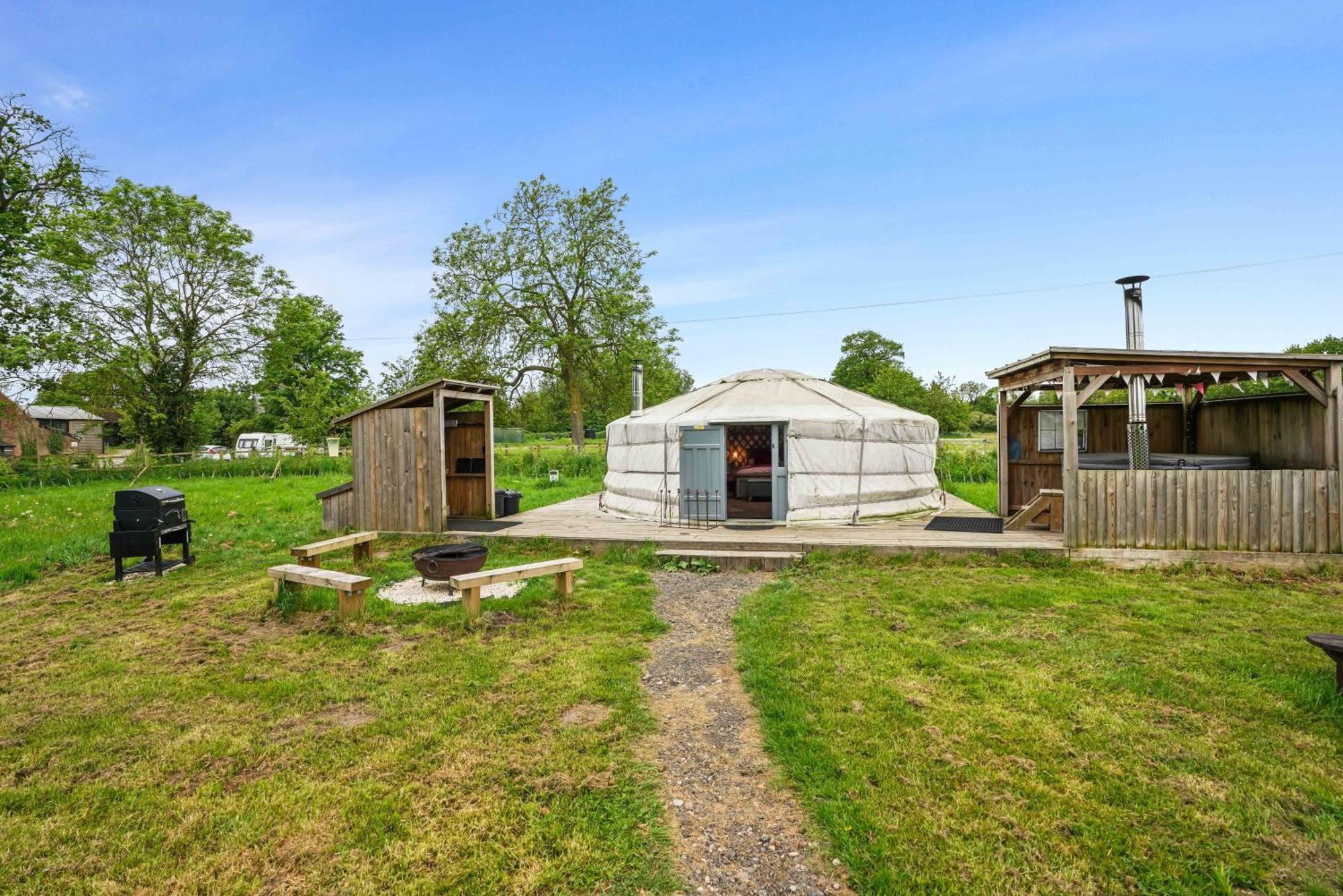 ホテル Glamp And Tipple Ltd Great Ellingham エクステリア 写真